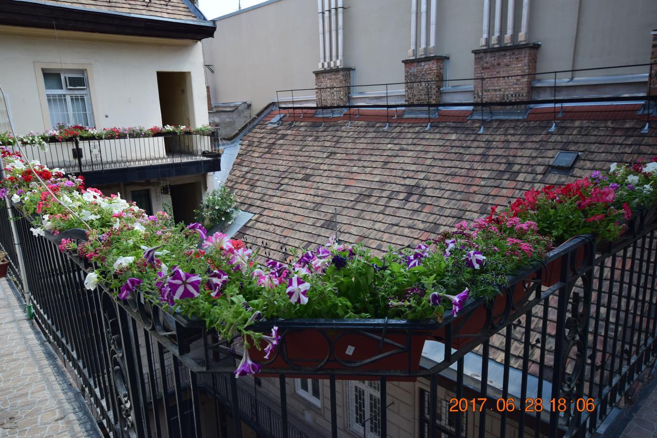 Eitans Guesthouse บูดาเปสต์ ภายนอก รูปภาพ